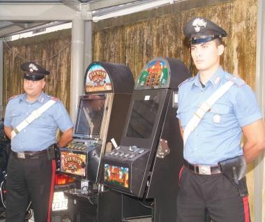 Nelle foto in alto le slot machine e lauto recuperata dai carabinieri 