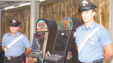 Nelle foto in alto le slot machine e l’auto recuperata dai carabinieri