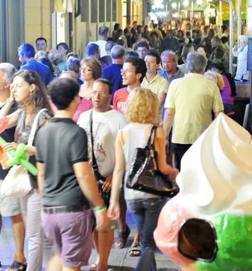 Il centro di San Vincenzo affollato di turisti in questi giorni 