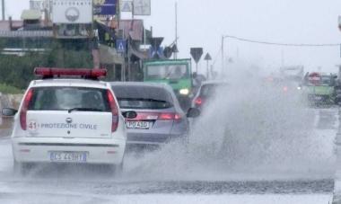 Lauto della Protezione civile a Marina sotto, da sin. via Tani e il negozio di Fiaschi allagato 