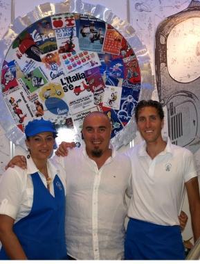 Leonardo Scarselli (nella foto il primo da destra) allinterno della sua nuova gelateria; a sinistra in versione ciclista professionista alla Tirreno-Adriatico 