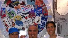 Leonardo Scarselli (nella foto il primo da destra) all’interno della sua nuova gelateria; a sinistra in versione ciclista professionista alla Tirreno-Adriatico