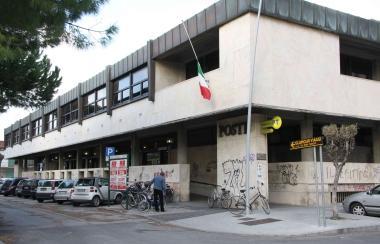 Le poste centrali in via Garibaldi a Viareggio 