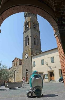 Il robot che ritira i rifiuti nel centro storico di Peccioli