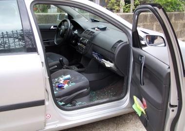 Unauto danneggiata  