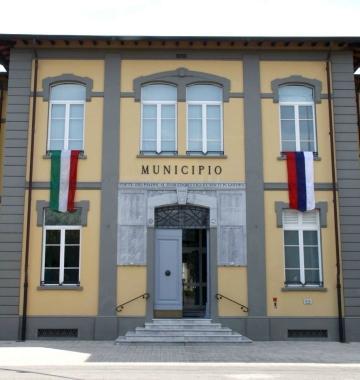 <b>EDIZIONE 2009.</b> Bandiere di Russia e Italia sul municipio 
