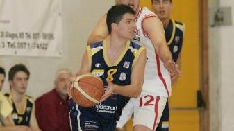 A sinistra Paolo Betti in azione con la maglia dell’Abc