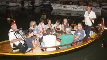 Giro dei fossi in barca con tanto di concerto di fisarmonica