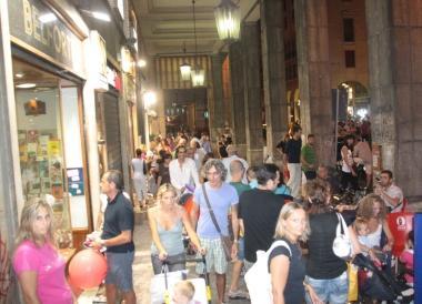 Folla in via Grande e, sotto, lo spettacolo di flamenco