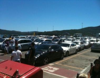 Auto in fila sulle banchine 