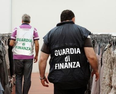 Un momento del maxiblitz della Finanza di qualche settimana fa in alcune aziende cinesi       