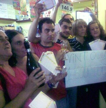 Un momento dei festeggiamenti nella ricevitoria Biffi Bar di Bagnone