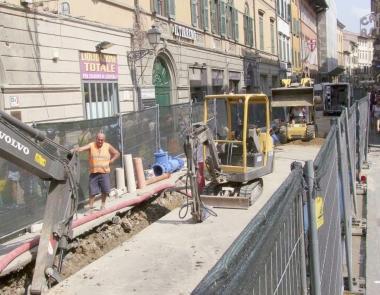 Gli imponenti lavori di scavo in Corso Italia per il rifacimento di servizi idrici e altre condutture 