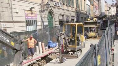 Gli imponenti lavori di scavo in Corso Italia per il rifacimento di servizi idrici e altre condutture