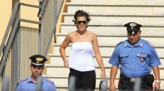 <b>IN CARCERE.</b> Deborah Angeloni mentre esce dalla caserma dei carabinieri È stata arrestata per stalking