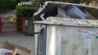 <b>SPAZZATURA.</b> Abbandonata attorno a un cassonetto