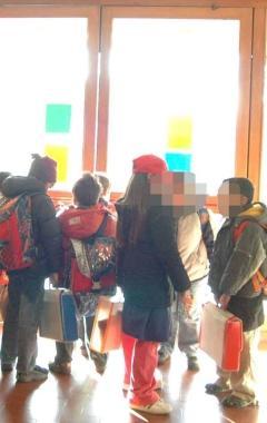L’uscita dei bambini dalla scuola di via Torino