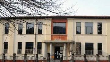 In alto le scuole elementari di Aulla e sopra il sindaco Simoncini