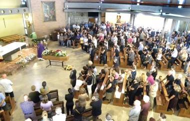 Un momento della cerimonia funebre in San Niccol&ograve; A lato Angelo Maddaleno       