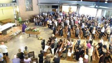 Un momento della cerimonia funebre in San Niccolò A lato Angelo Maddaleno