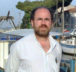 Lamberto Pocai, segretario della Fiom-Cgil Versilia; a lato, una delle imbarcazioni uscite dai cantieri Fipa 