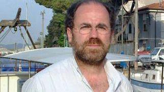 Lamberto Pocai, segretario della Fiom-Cgil Versilia; a lato, una delle imbarcazioni uscite dai cantieri Fipa