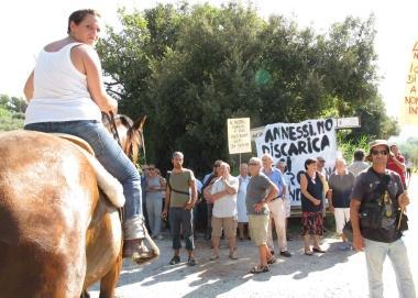 La protesta anti-discarica. In alto: la raccolta di firme. Sotto: una ruspa 