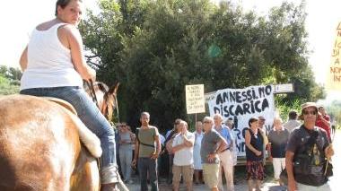 La protesta anti-discarica. In alto: la raccolta di firme. Sotto: una ruspa