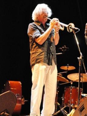 Enrico Rava che stasera con il suo quartetto inaugurerà il Festival musicale a Portoferraio