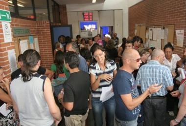 Giovani in fila davanti alla bacheca di offerte della Fil 