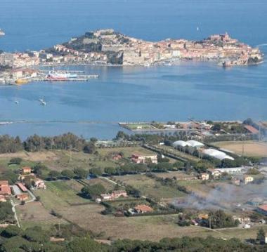 Una immagine del golfo di Portoferraio e della zona di San Giovanni 