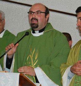 <strong>IL PRETE. </strong>Don Francesco Capolupo sostiene Borghi su Facebook