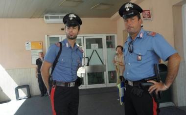 Sopra, Stefano Strigoli amico della vittima e a fianco i carabinieri che sono intervenuti al pronto soccorso del S. Chiara
