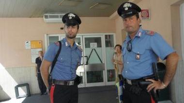 Sopra, Stefano Strigoli amico della vittima e a fianco i carabinieri che sono intervenuti al pronto soccorso del S. Chiara