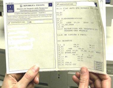 Il sindaco di Gambassi Terme Federico Campatelli e a destra una libretto di circolazione 