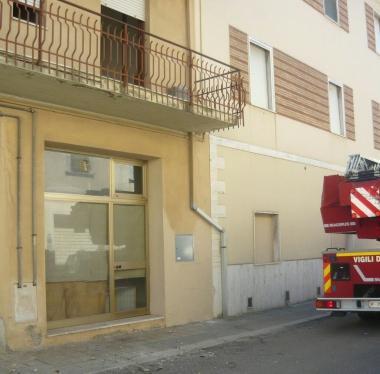 Crolla cornicione, strada transennata