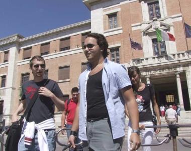Studenti dIngegneria escono dopo la prova dei test 
