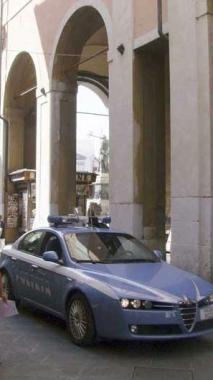 Agenti di una volante impegnati in servizi di controllo in citt&agrave; 