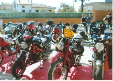 Raduno di moto e scooter d'epoca alla festa nel parco Le Sughere