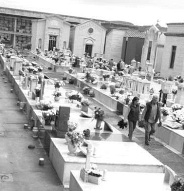 Uno scorcio del cimitero di Cecina   