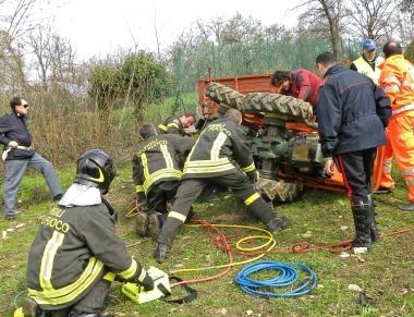 <b>GAVE AGRICOLTORE.</b> Si &egrave; ribaltato col trattore in una scarpata trovato dai pompieri 