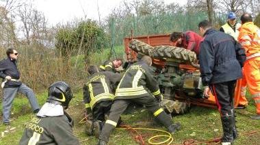 <b>GAVE AGRICOLTORE.</b> Si è ribaltato col trattore in una scarpata trovato dai pompieri