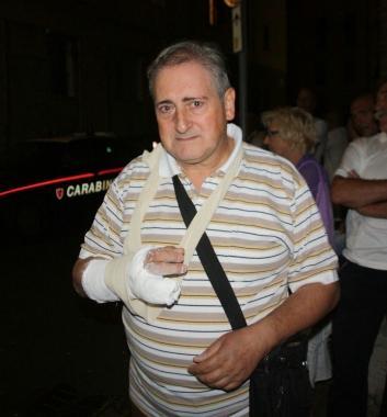 A sinistra, Roberto Pedini, con la mano ingessata; a destra il figlio Daniele con la spalla rotta 