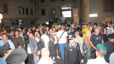 Qui sopra e in basso: la folla che ha assediato per ore la casa dei due romeni