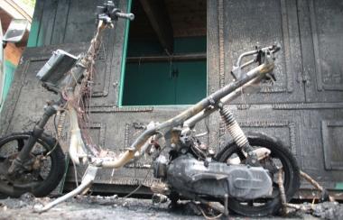 I resti del motorino incendiato 