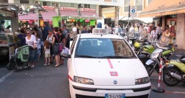 L’intervento dei vigili urbani in piazza Cavallotti