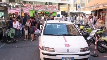 L’intervento dei vigili urbani in piazza Cavallotti
