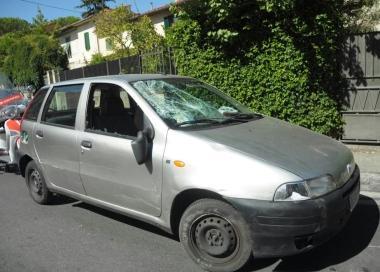 Anche la proprietaria dell'auto guidava senza patente, denunciata dai vigili di Pisa e di Bergamo