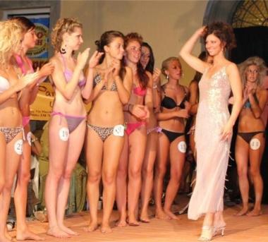 La presentatrice Serena Costa tra le ragazze in gara 