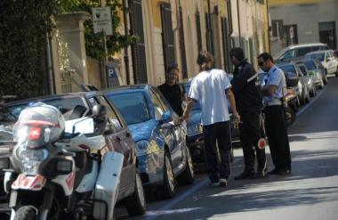 Anche la proprietaria dell'auto guidava senza patente, denunciata dai vigili di Pisa e di Bergamo